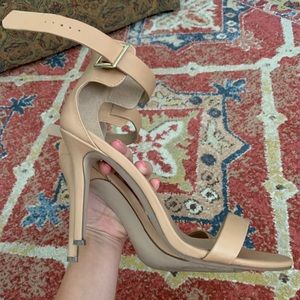 Breckelle’s Natural Leather Heels Size 9